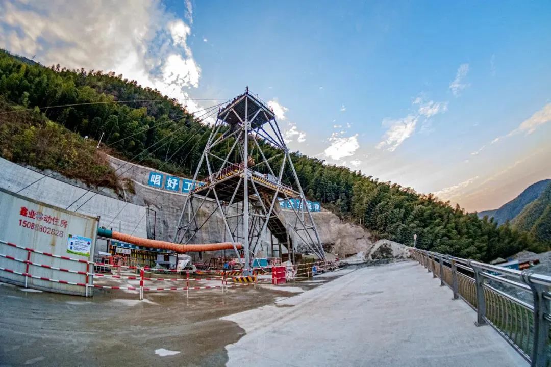 成功運(yùn)用 || 世界首臺全斷面硬巖豎井掘進(jìn)機(jī)順利貫通