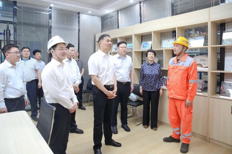 河南省人大常委會副主任、省總工會主席李公樂蒞臨設備公司調(diào)研工作