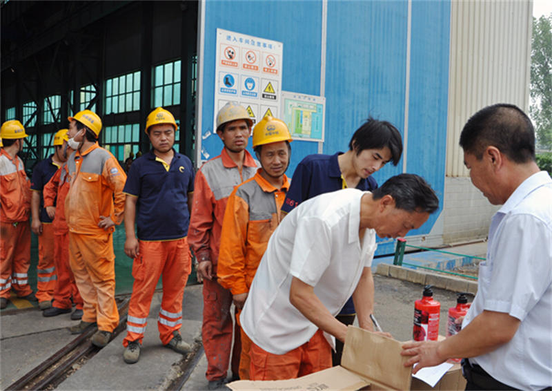 衛濱區工會蒞臨設備公司開展“平安度夏送清涼活動”