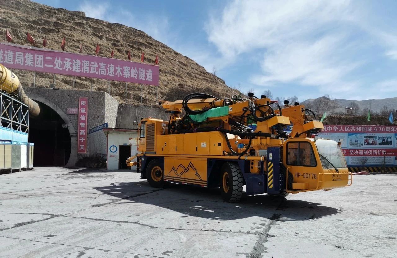 中鐵裝備高原型雙臂濕噴臺(tái)車成功應(yīng)用